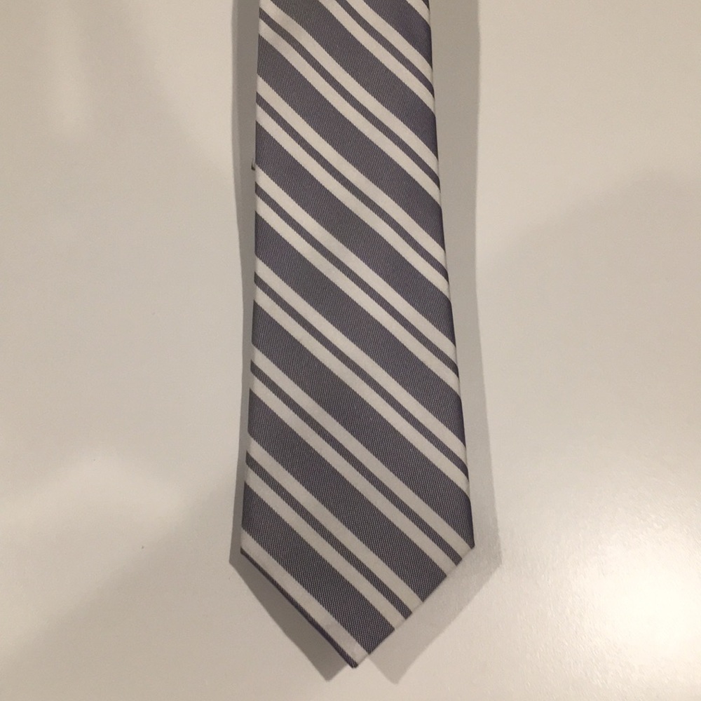 5/$25 Penguin tie. Grey & white. Mid with Reg lgth